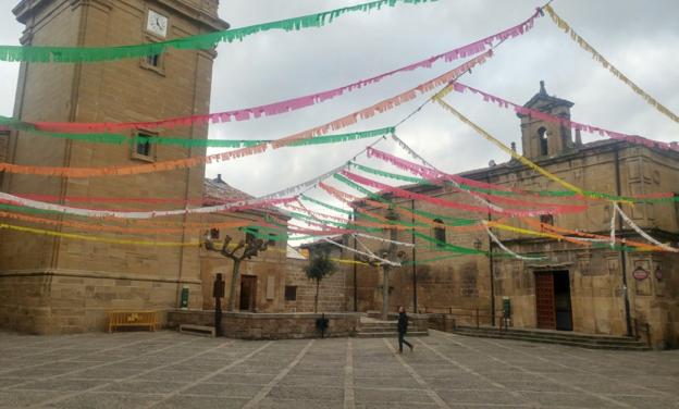 La plaza del Santo, adornada para la fiesta de hoy. :: 