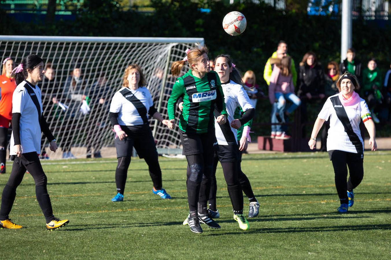 Las mamás de los futbolistas que militan en los equipso Tedeón y Villegas han protagonizado un duelo en la cumbre en el campo de Navarrete. Este partido del siglo ha servido como ejemplo de implicación familiar y de apoyo a la Asociación Española contra el Cáncer. 