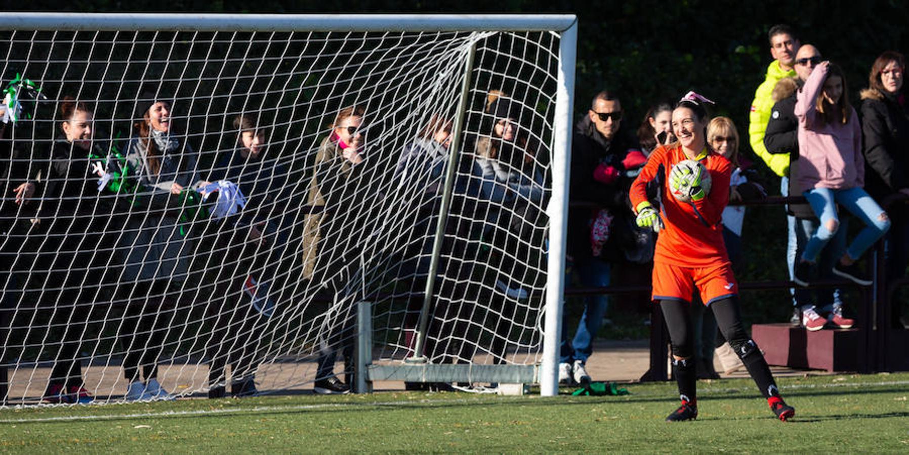 Las mamás de los futbolistas que militan en los equipso Tedeón y Villegas han protagonizado un duelo en la cumbre en el campo de Navarrete. Este partido del siglo ha servido como ejemplo de implicación familiar y de apoyo a la Asociación Española contra el Cáncer. 