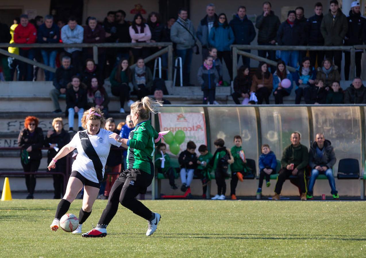 Las mamás de los futbolistas que militan en los equipso Tedeón y Villegas han protagonizado un duelo en la cumbre en el campo de Navarrete. Este partido del siglo ha servido como ejemplo de implicación familiar y de apoyo a la Asociación Española contra el Cáncer. 