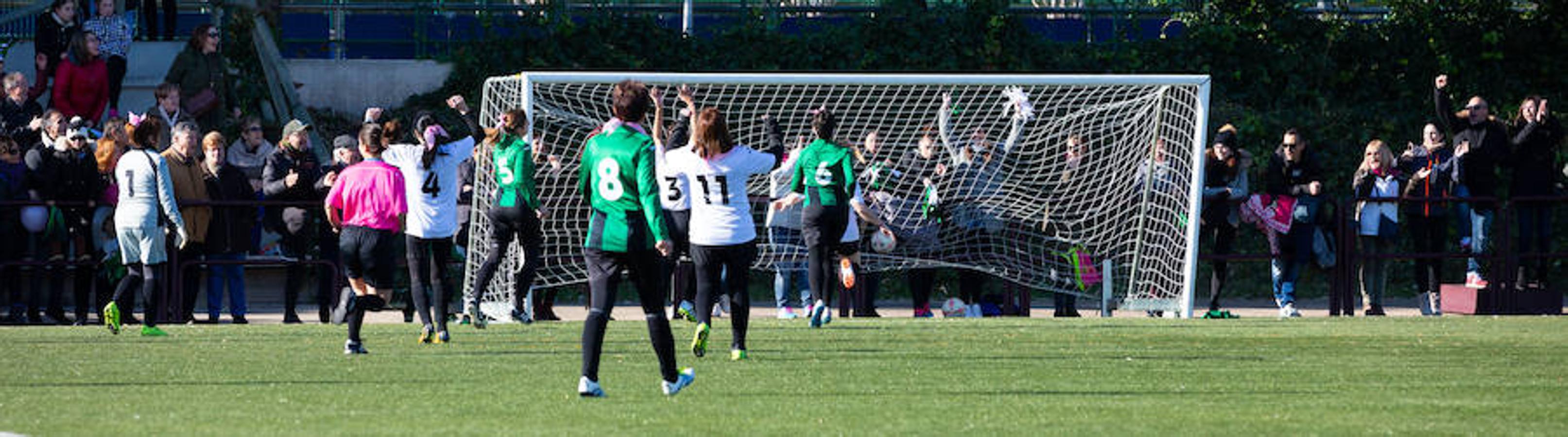 Las mamás de los futbolistas que militan en los equipso Tedeón y Villegas han protagonizado un duelo en la cumbre en el campo de Navarrete. Este partido del siglo ha servido como ejemplo de implicación familiar y de apoyo a la Asociación Española contra el Cáncer. 