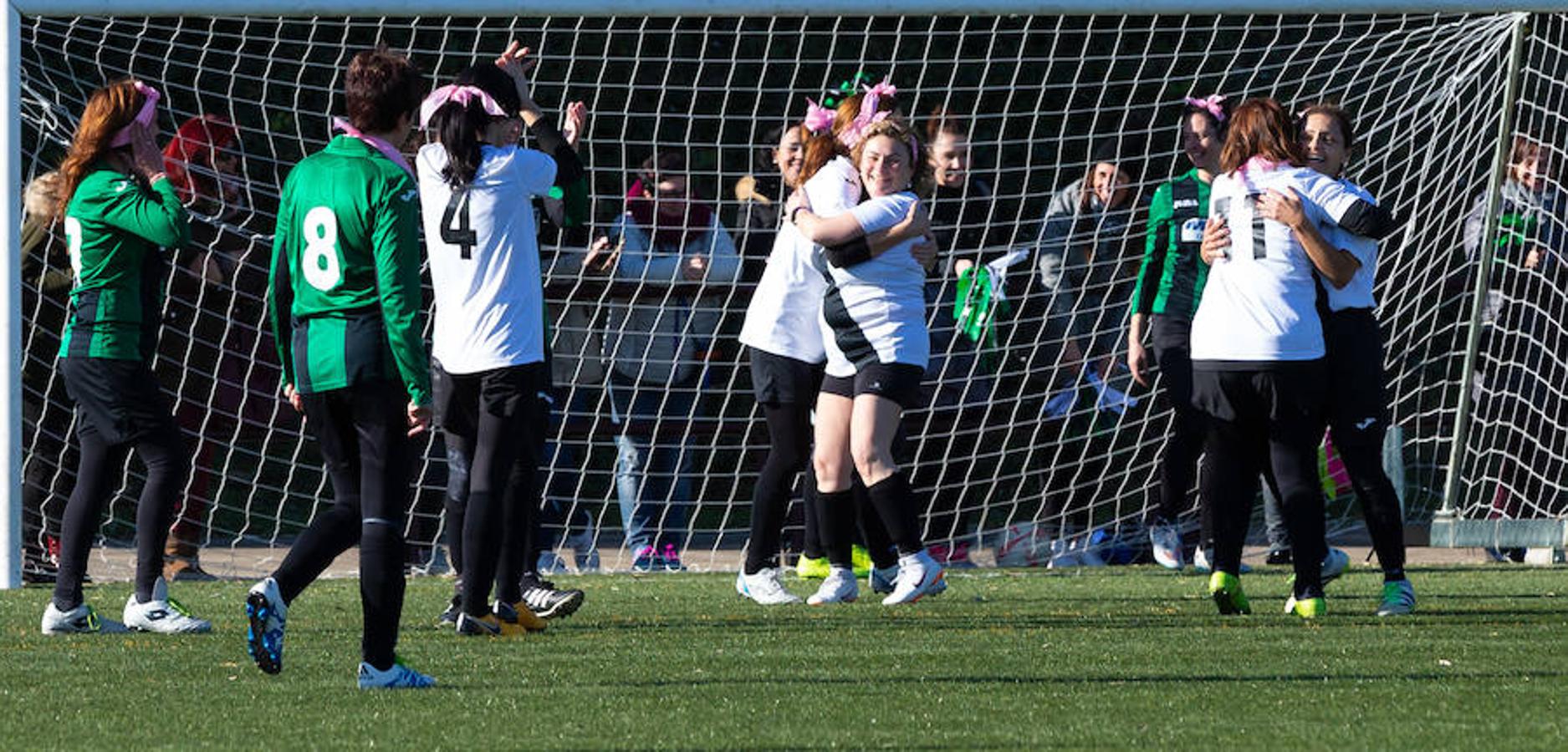 Las mamás de los futbolistas que militan en los equipso Tedeón y Villegas han protagonizado un duelo en la cumbre en el campo de Navarrete. Este partido del siglo ha servido como ejemplo de implicación familiar y de apoyo a la Asociación Española contra el Cáncer. 