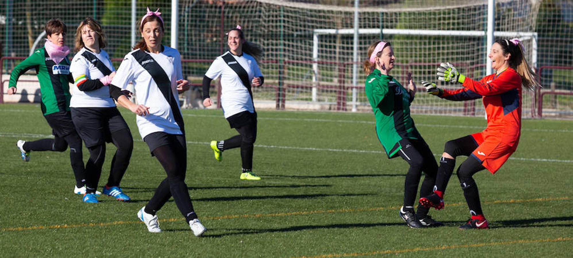 Las mamás de los futbolistas que militan en los equipso Tedeón y Villegas han protagonizado un duelo en la cumbre en el campo de Navarrete. Este partido del siglo ha servido como ejemplo de implicación familiar y de apoyo a la Asociación Española contra el Cáncer. 