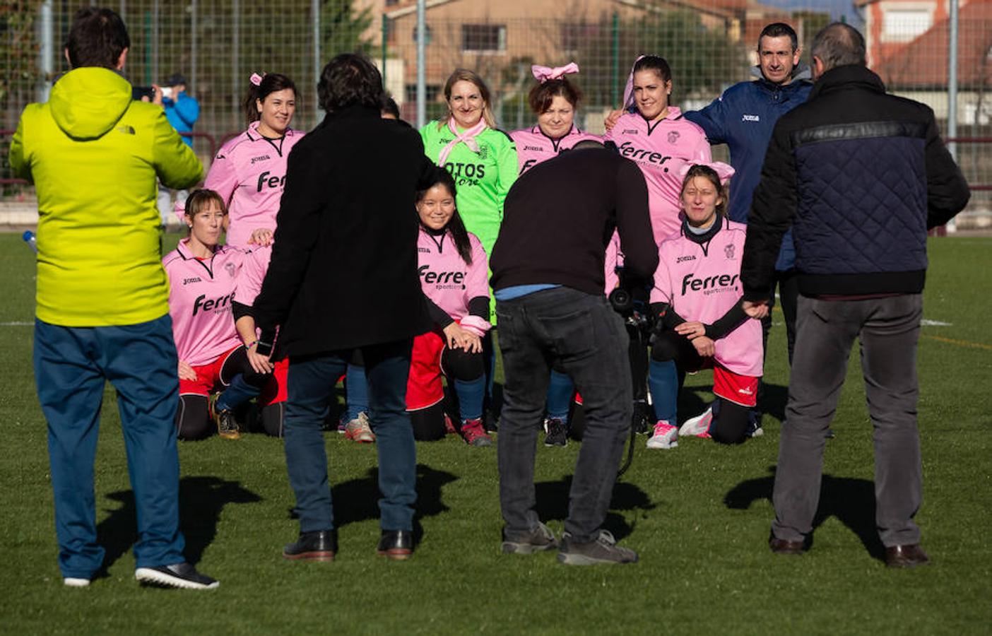 Las mamás de los futbolistas que militan en los equipso Tedeón y Villegas han protagonizado un duelo en la cumbre en el campo de Navarrete. Este partido del siglo ha servido como ejemplo de implicación familiar y de apoyo a la Asociación Española contra el Cáncer. 