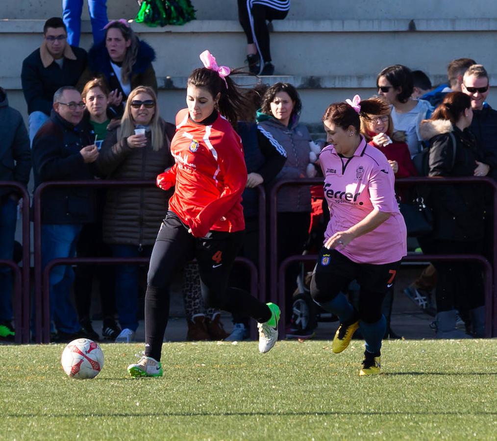 Las mamás de los futbolistas que militan en los equipso Tedeón y Villegas han protagonizado un duelo en la cumbre en el campo de Navarrete. Este partido del siglo ha servido como ejemplo de implicación familiar y de apoyo a la Asociación Española contra el Cáncer. 