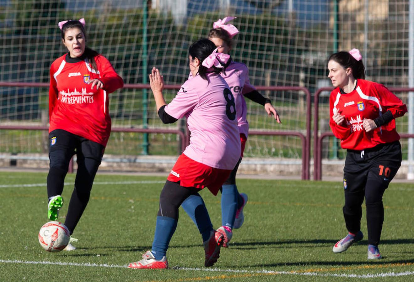 Las mamás de los futbolistas que militan en los equipso Tedeón y Villegas han protagonizado un duelo en la cumbre en el campo de Navarrete. Este partido del siglo ha servido como ejemplo de implicación familiar y de apoyo a la Asociación Española contra el Cáncer. 