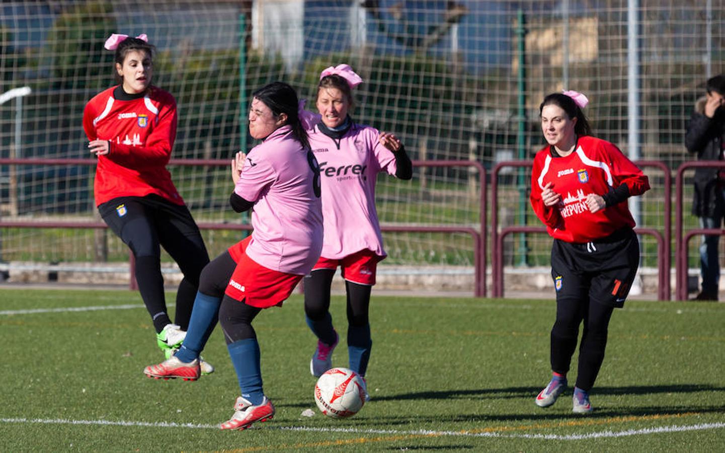 Las mamás de los futbolistas que militan en los equipso Tedeón y Villegas han protagonizado un duelo en la cumbre en el campo de Navarrete. Este partido del siglo ha servido como ejemplo de implicación familiar y de apoyo a la Asociación Española contra el Cáncer. 