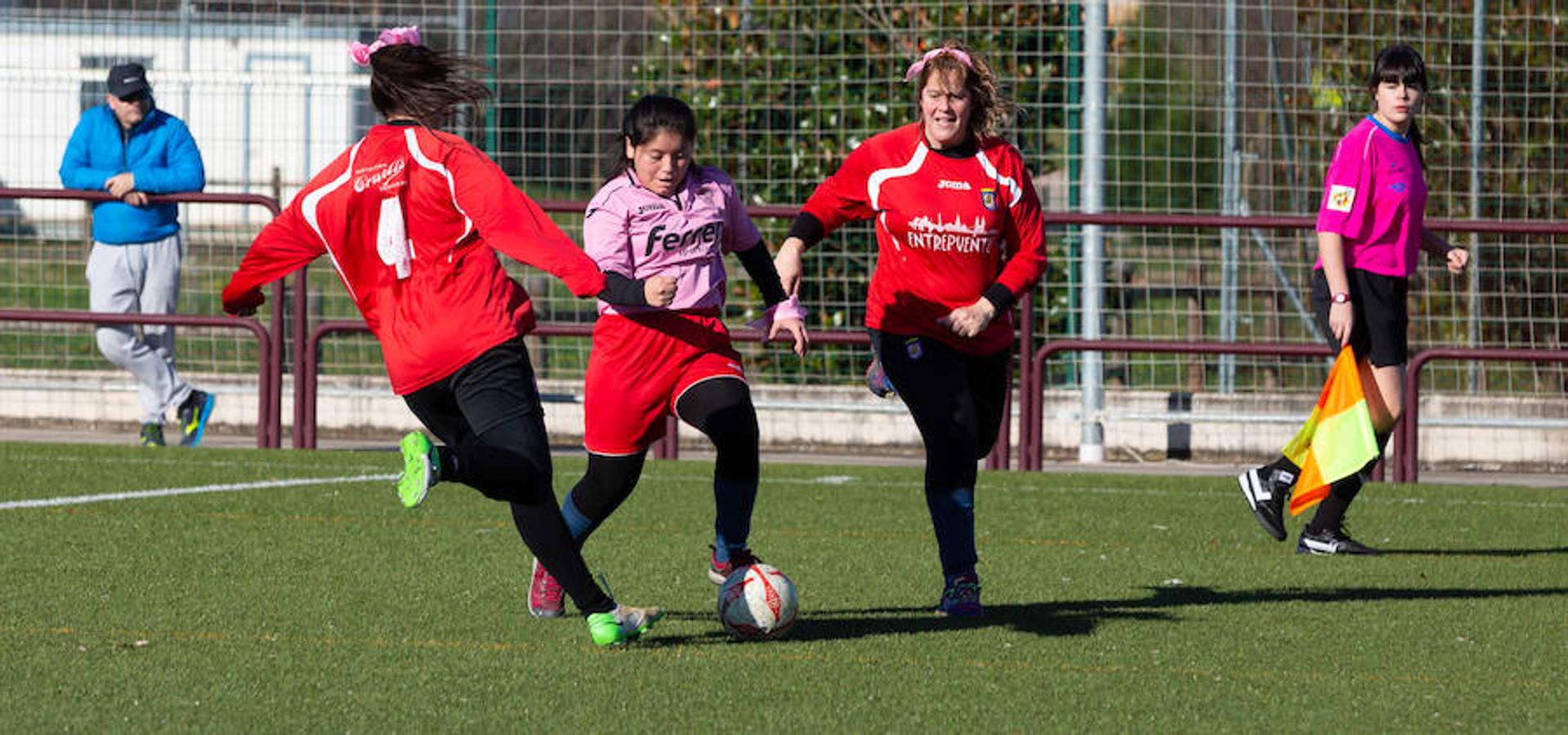 Las mamás de los futbolistas que militan en los equipso Tedeón y Villegas han protagonizado un duelo en la cumbre en el campo de Navarrete. Este partido del siglo ha servido como ejemplo de implicación familiar y de apoyo a la Asociación Española contra el Cáncer. 