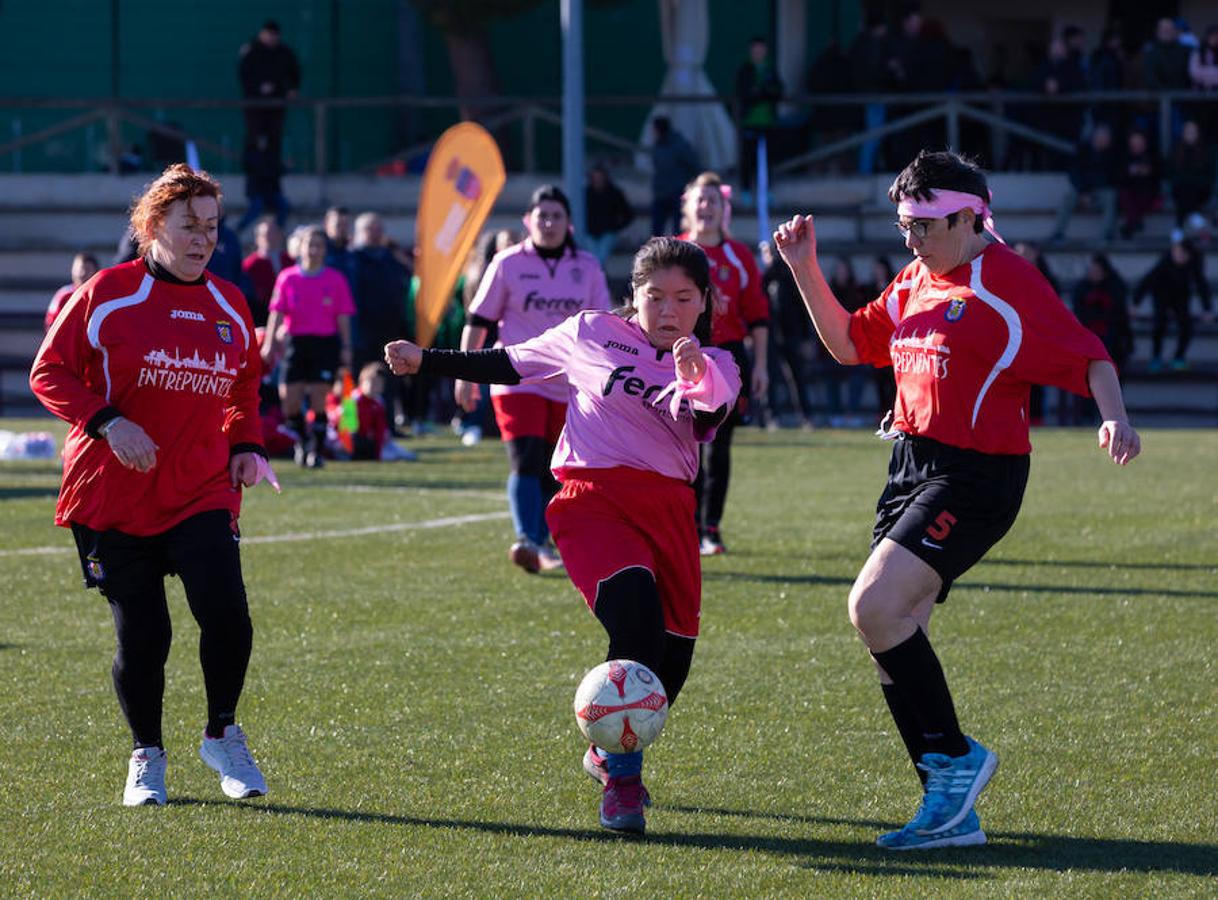 Las mamás de los futbolistas que militan en los equipso Tedeón y Villegas han protagonizado un duelo en la cumbre en el campo de Navarrete. Este partido del siglo ha servido como ejemplo de implicación familiar y de apoyo a la Asociación Española contra el Cáncer. 