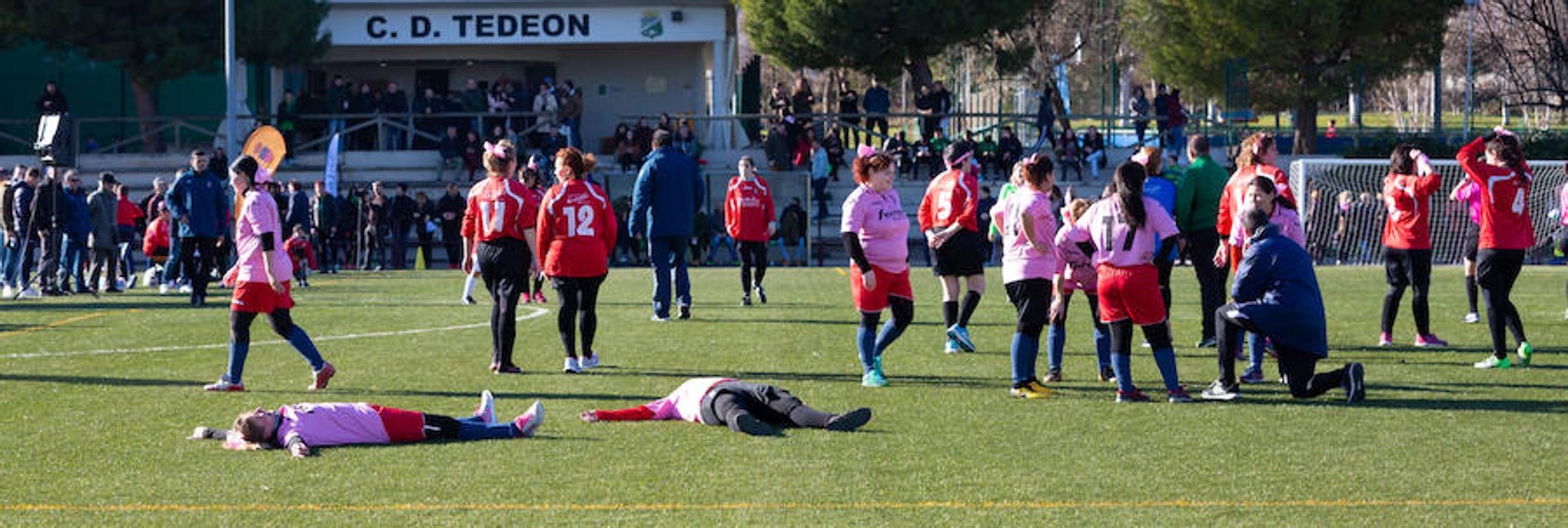 Las mamás de los futbolistas que militan en los equipso Tedeón y Villegas han protagonizado un duelo en la cumbre en el campo de Navarrete. Este partido del siglo ha servido como ejemplo de implicación familiar y de apoyo a la Asociación Española contra el Cáncer. 