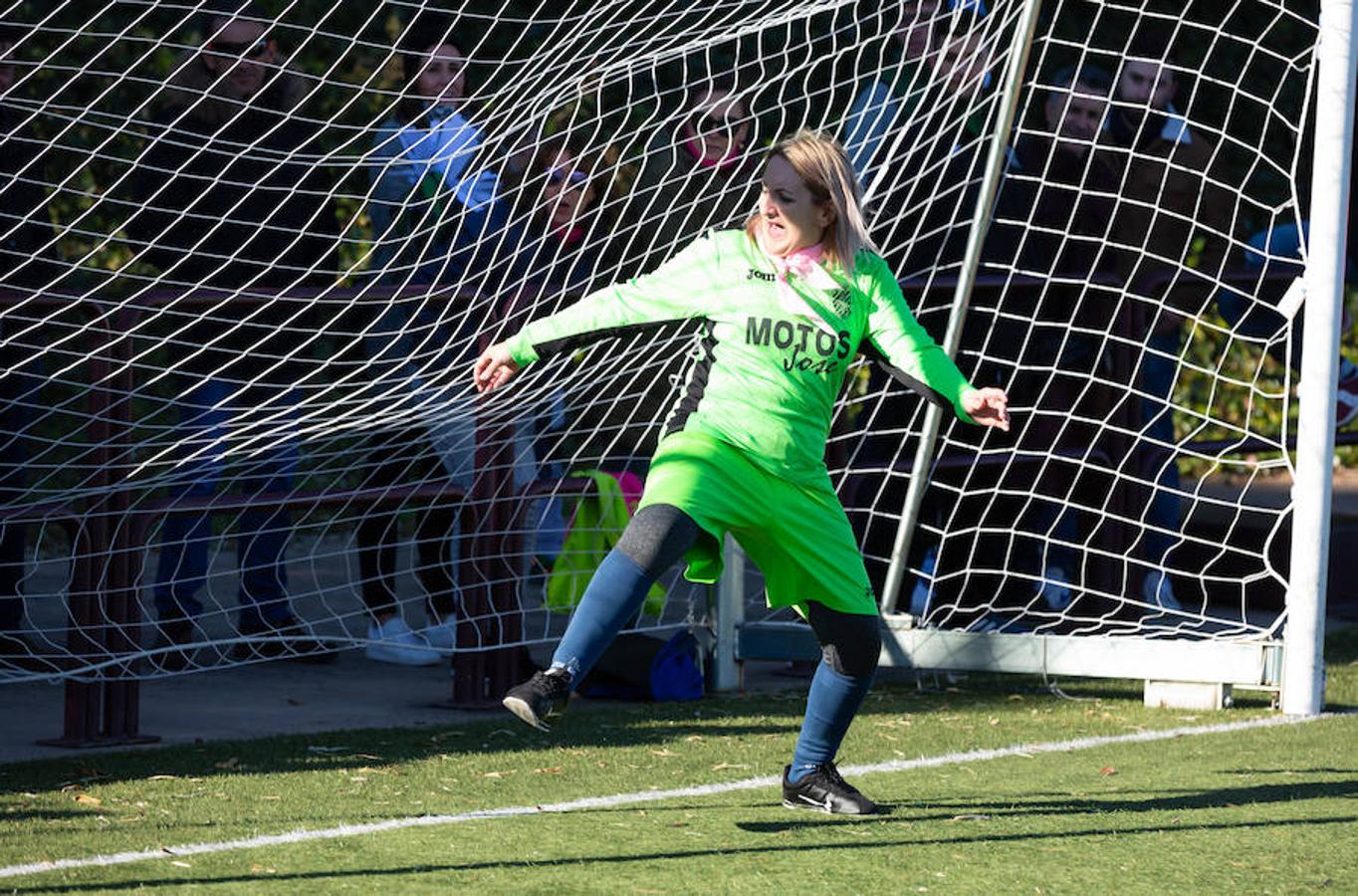 Las mamás de los futbolistas que militan en los equipso Tedeón y Villegas han protagonizado un duelo en la cumbre en el campo de Navarrete. Este partido del siglo ha servido como ejemplo de implicación familiar y de apoyo a la Asociación Española contra el Cáncer. 