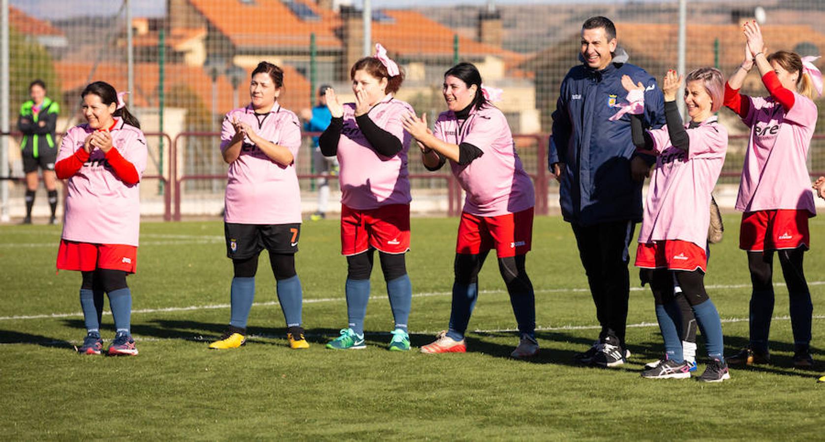 Las mamás de los futbolistas que militan en los equipso Tedeón y Villegas han protagonizado un duelo en la cumbre en el campo de Navarrete. Este partido del siglo ha servido como ejemplo de implicación familiar y de apoyo a la Asociación Española contra el Cáncer. 