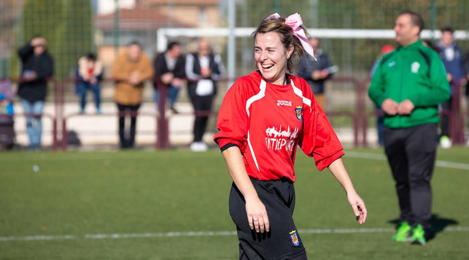 Las mamás de los futbolistas que militan en los equipso Tedeón y Villegas han protagonizado un duelo en la cumbre en el campo de Navarrete. Este partido del siglo ha servido como ejemplo de implicación familiar y de apoyo a la Asociación Española contra el Cáncer. 