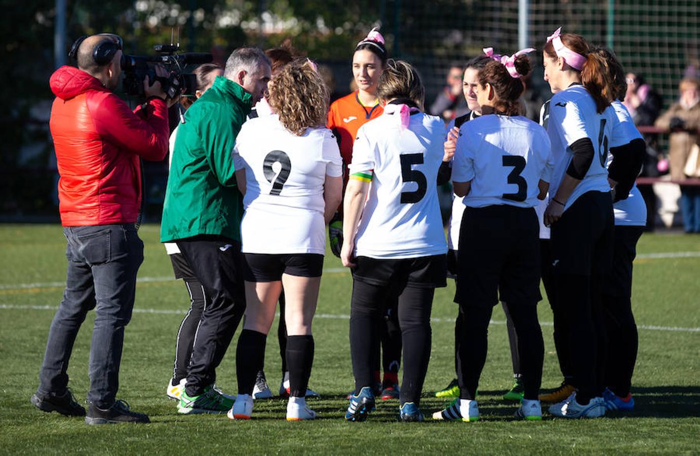 Las mamás de los futbolistas que militan en los equipso Tedeón y Villegas han protagonizado un duelo en la cumbre en el campo de Navarrete. Este partido del siglo ha servido como ejemplo de implicación familiar y de apoyo a la Asociación Española contra el Cáncer. 