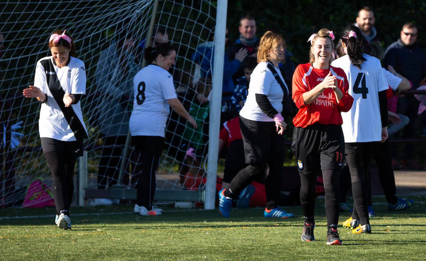 Las mamás de los futbolistas que militan en los equipso Tedeón y Villegas han protagonizado un duelo en la cumbre en el campo de Navarrete. Este partido del siglo ha servido como ejemplo de implicación familiar y de apoyo a la Asociación Española contra el Cáncer. 