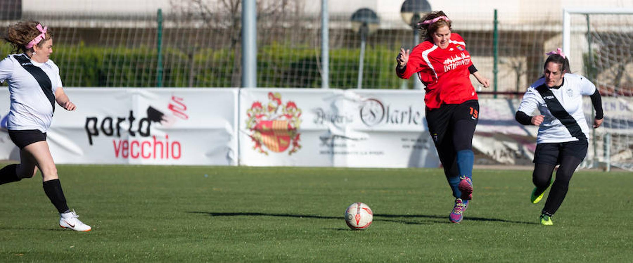 Las mamás de los futbolistas que militan en los equipso Tedeón y Villegas han protagonizado un duelo en la cumbre en el campo de Navarrete. Este partido del siglo ha servido como ejemplo de implicación familiar y de apoyo a la Asociación Española contra el Cáncer. 