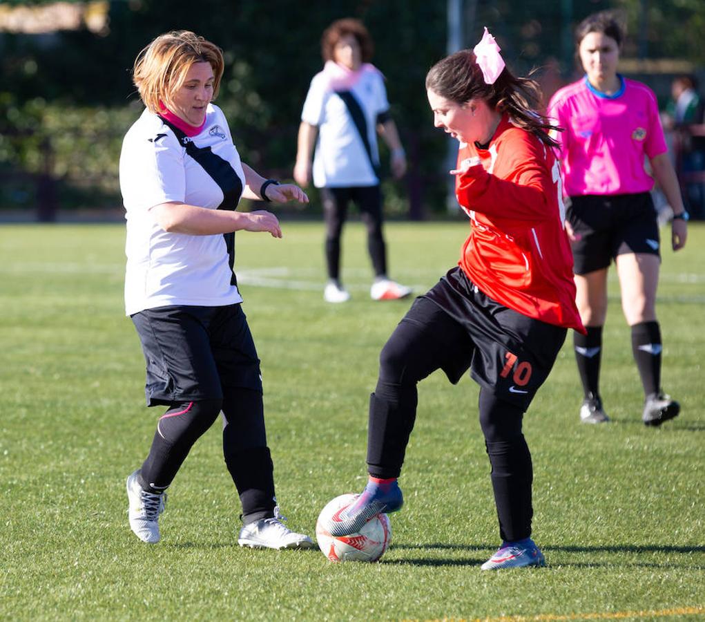 Las mamás de los futbolistas que militan en los equipso Tedeón y Villegas han protagonizado un duelo en la cumbre en el campo de Navarrete. Este partido del siglo ha servido como ejemplo de implicación familiar y de apoyo a la Asociación Española contra el Cáncer. 