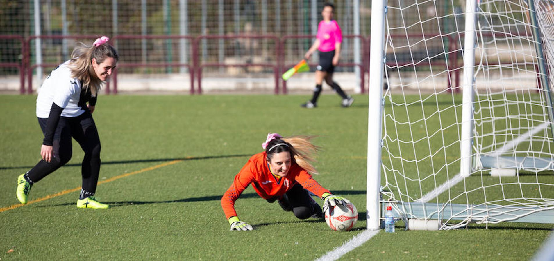 Las mamás de los futbolistas que militan en los equipso Tedeón y Villegas han protagonizado un duelo en la cumbre en el campo de Navarrete. Este partido del siglo ha servido como ejemplo de implicación familiar y de apoyo a la Asociación Española contra el Cáncer. 