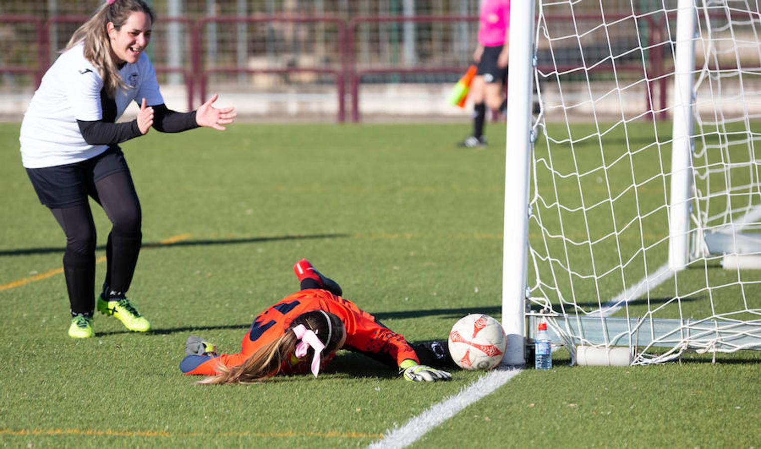 Las mamás de los futbolistas que militan en los equipso Tedeón y Villegas han protagonizado un duelo en la cumbre en el campo de Navarrete. Este partido del siglo ha servido como ejemplo de implicación familiar y de apoyo a la Asociación Española contra el Cáncer. 