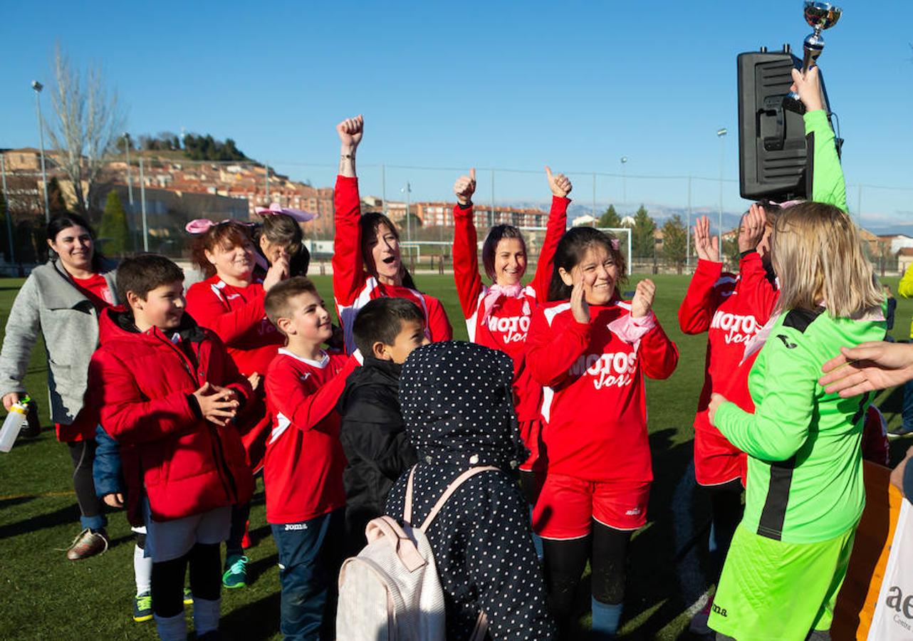 Las mamás de los futbolistas que militan en los equipso Tedeón y Villegas han protagonizado un duelo en la cumbre en el campo de Navarrete. Este partido del siglo ha servido como ejemplo de implicación familiar y de apoyo a la Asociación Española contra el Cáncer. 