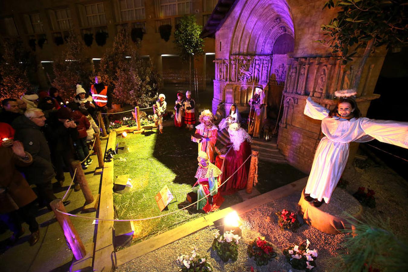 El belén monumental de la plaza del Ayuntamiento de Logroño cobró vida gracias a los niños de la parroquia Valvanera