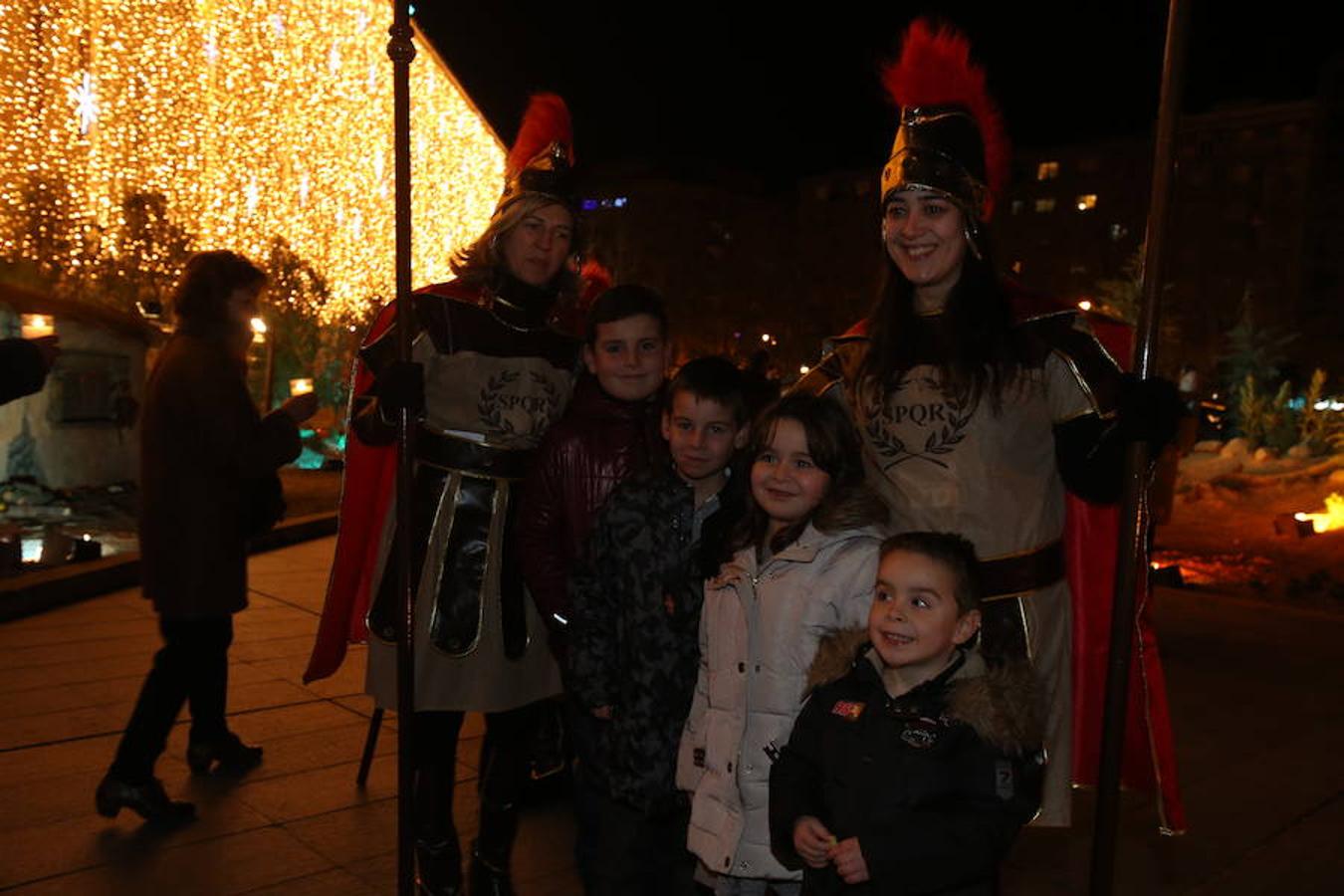 El belén monumental de la plaza del Ayuntamiento de Logroño cobró vida gracias a los niños de la parroquia Valvanera