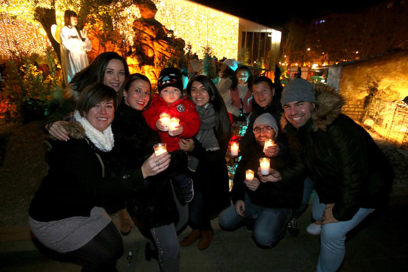 El belén monumental de la plaza del Ayuntamiento de Logroño cobró vida gracias a los niños de la parroquia Valvanera