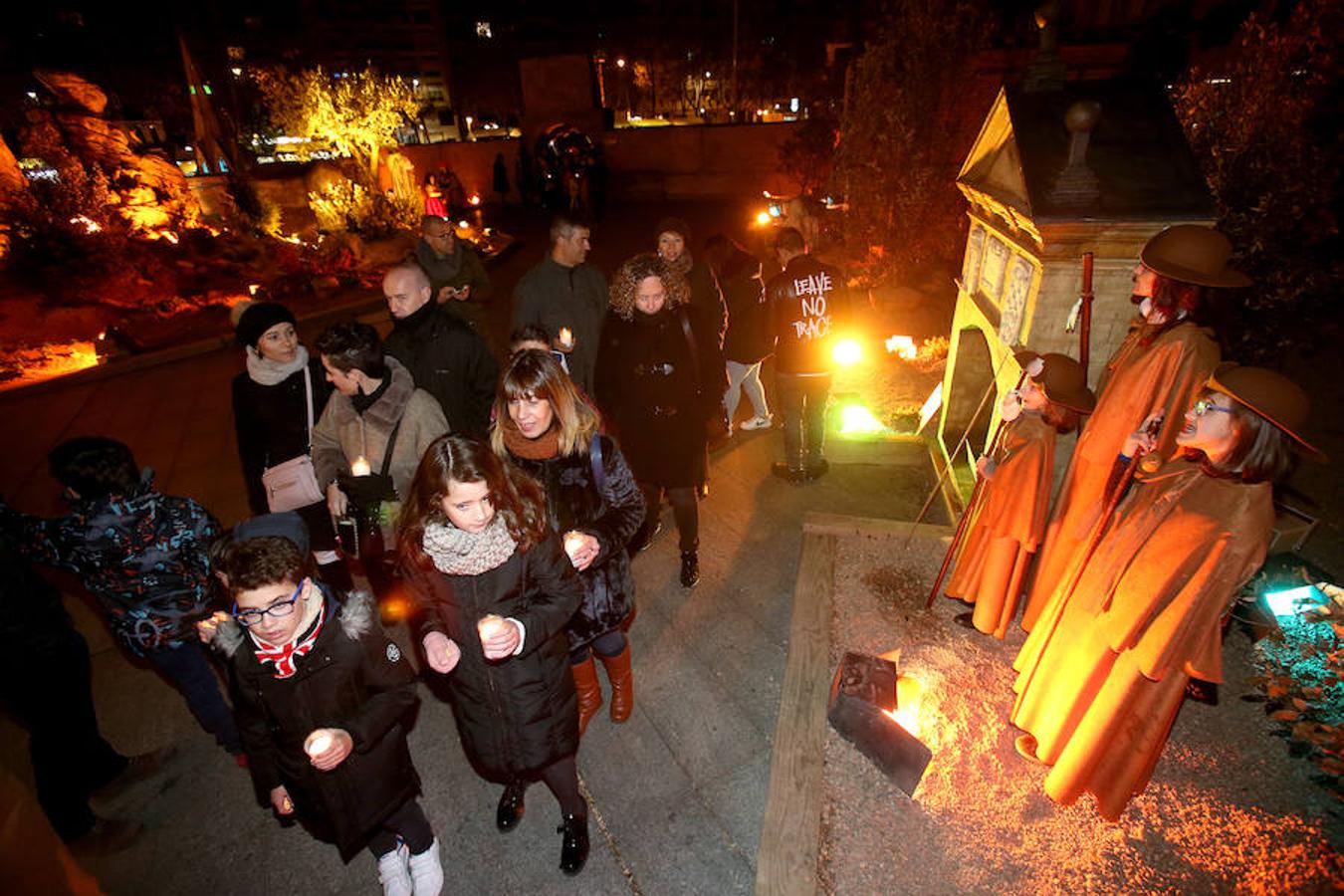 El belén monumental de la plaza del Ayuntamiento de Logroño cobró vida gracias a los niños de la parroquia Valvanera