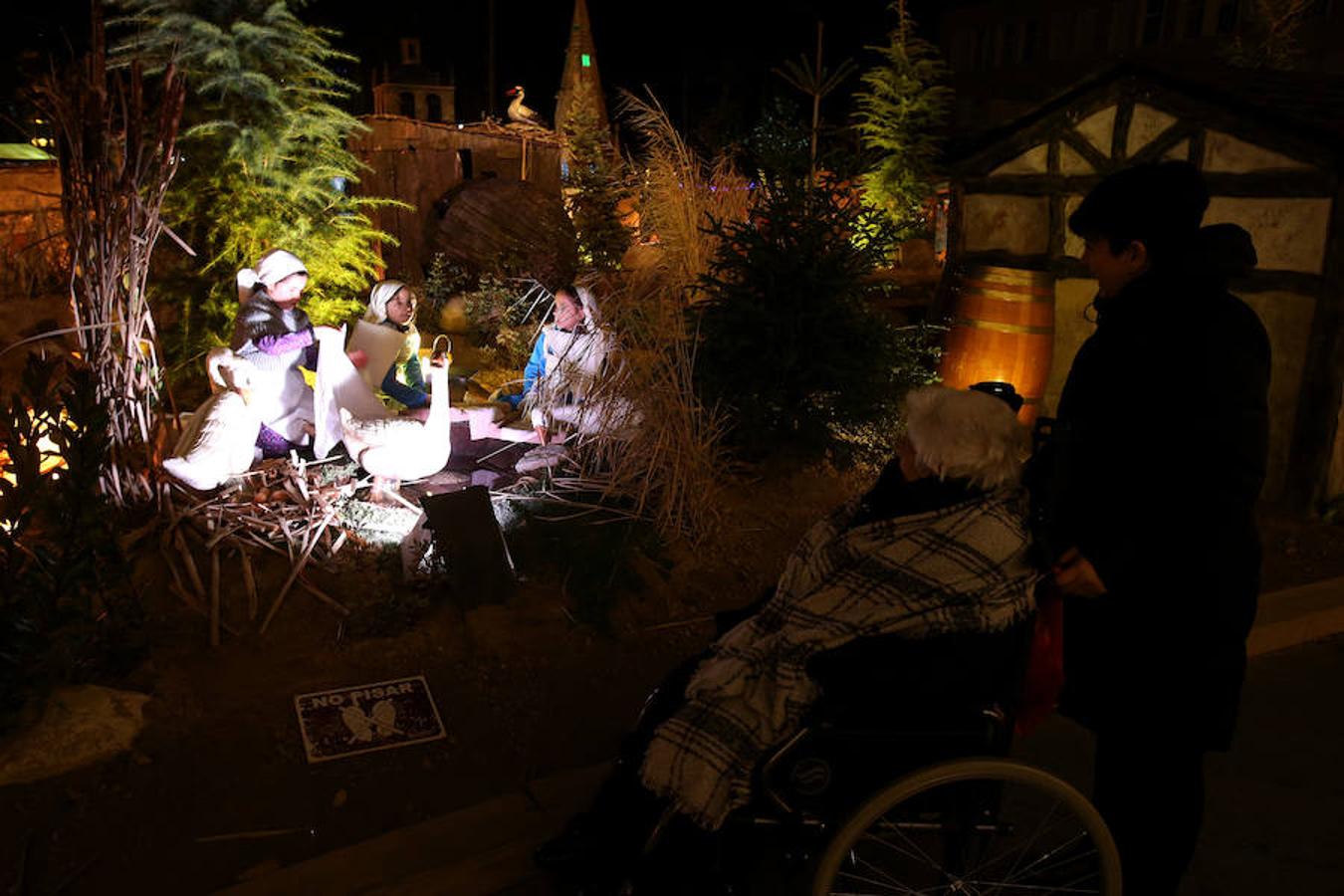 El belén monumental de la plaza del Ayuntamiento de Logroño cobró vida gracias a los niños de la parroquia Valvanera