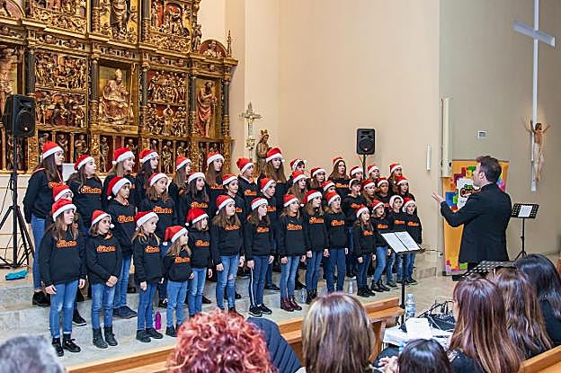 El coro Cuchuflete llenó su concierto en la iglesia albeldense. :: n.b.