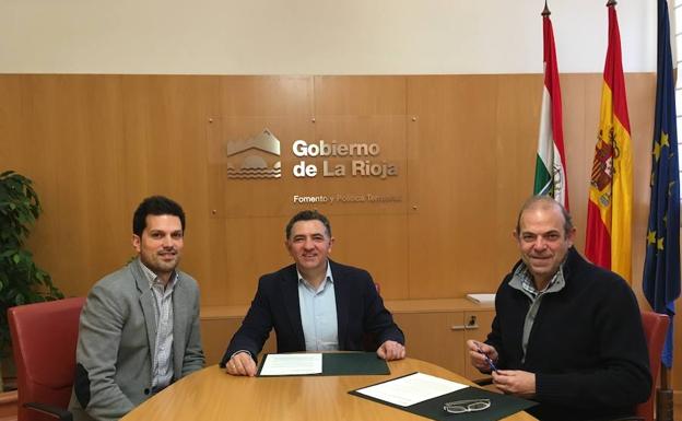 Carlos Cuevas (en el centro) junto a Carlos Yécora y Eduardo Andrés, en la firma del cotnrato. 