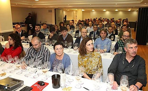 Además de las bodegas, protagonistas son los aficionados que llenaron cada convocatoria el salón de catas del Hotel Gran Vía. 