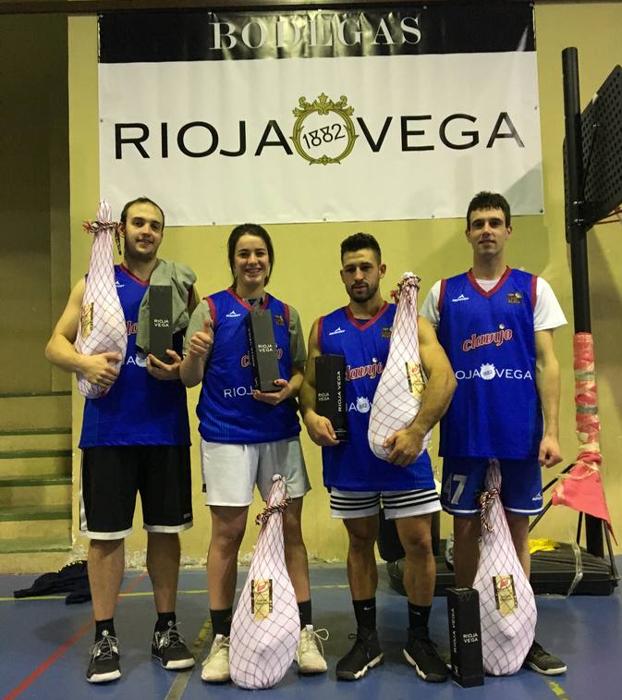 El equipo ganaodor, con sus jugosos trofeos.