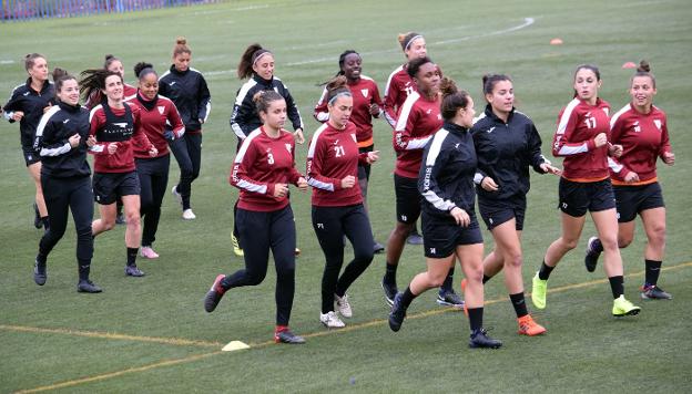 Las jugadoras del EDF Logroño, durante un entrenamiento en Viana. :: miguel herreros