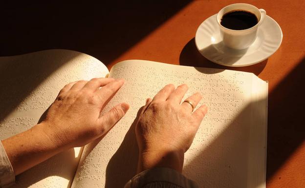 Lectura de un libro en Braille. 