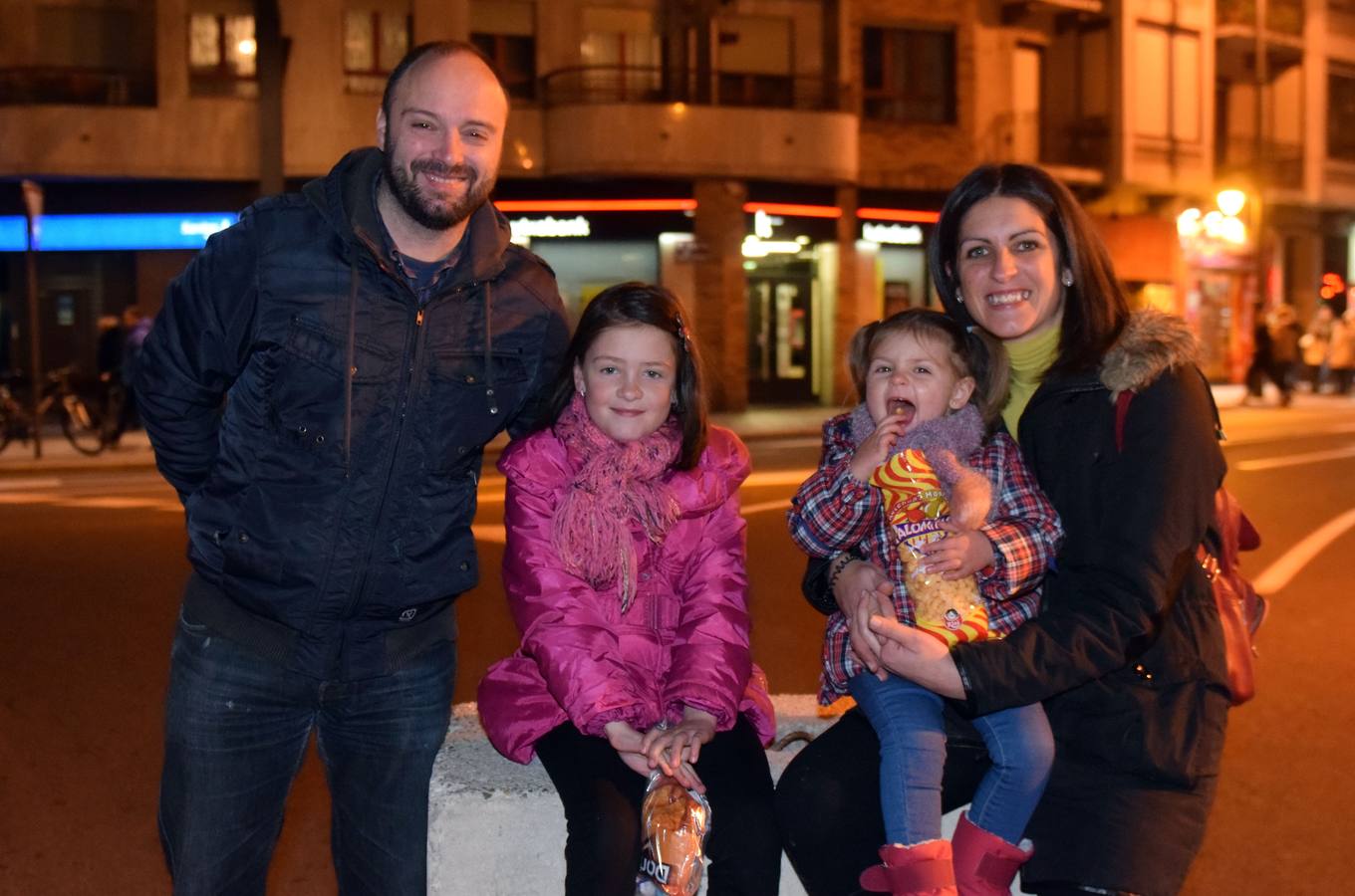 Miles de logroñeses han abarrotado hoy las calles del centro de la ciudad para presenciar la cabalgata de Reyes, en la que han desfilado más de 900 participantes.