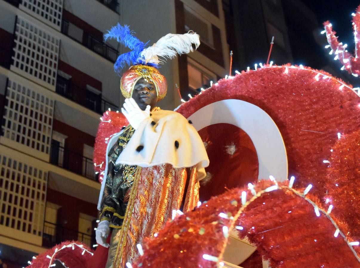 Miles de logroñeses han abarrotado hoy las calles del centro de la ciudad para presenciar la cabalgata de Reyes, en la que han desfilado más de 900 participantes.