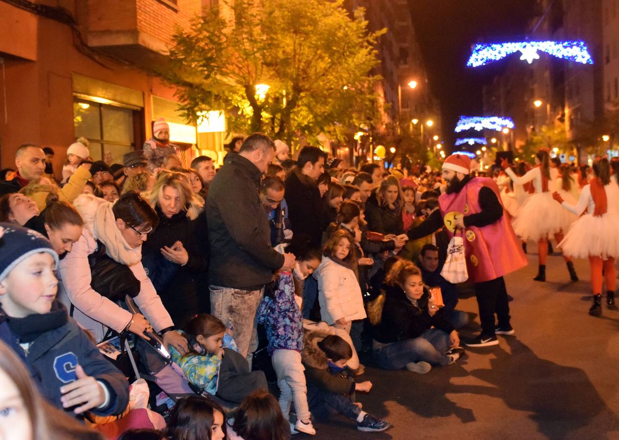 Miles de logroñeses han abarrotado hoy las calles del centro de la ciudad para presenciar la cabalgata de Reyes, en la que han desfilado más de 900 participantes.