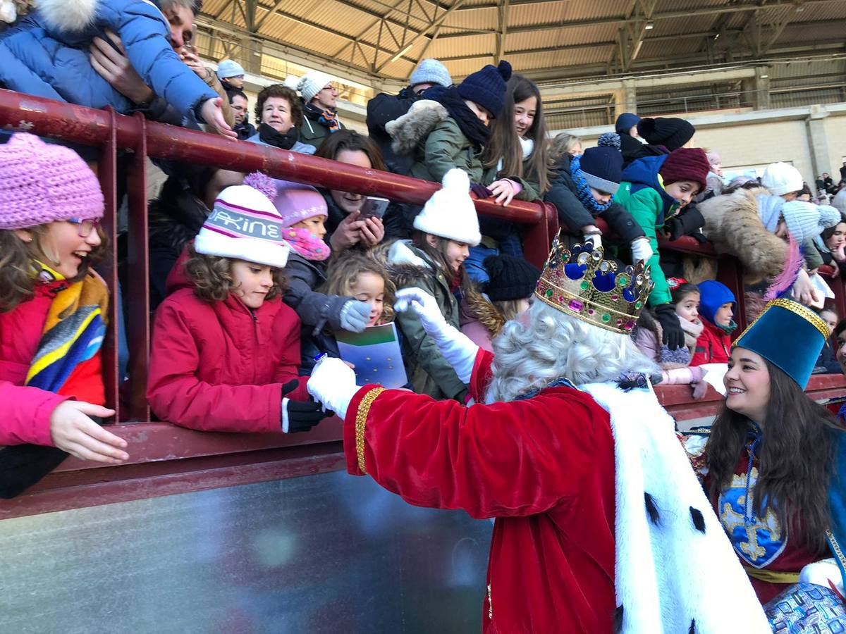 Gran ambiente y mucha ilusión en la llegada de los Reyes Magos a Las Gaunas.