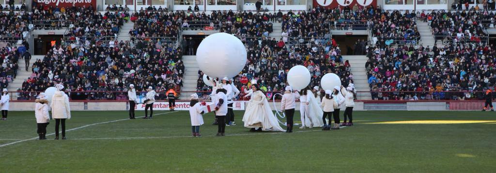 Gran ambiente y mucha ilusión en la llegada de los Reyes Magos a Las Gaunas.