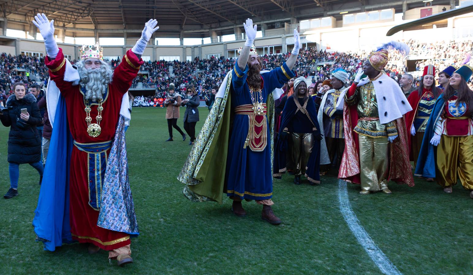 Gran ambiente y mucha ilusión en la llegada de los Reyes Magos a Las Gaunas.