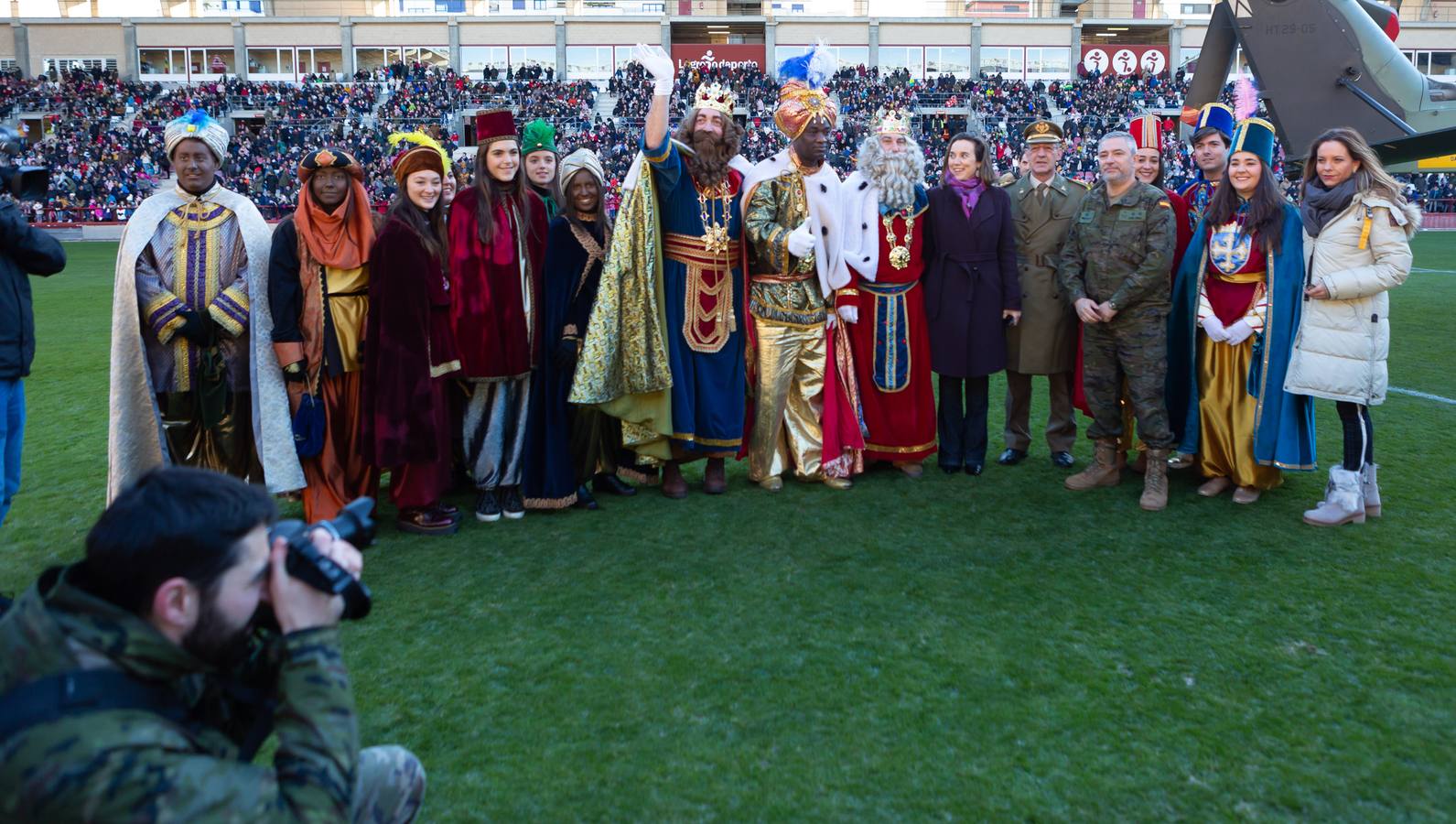 Gran ambiente y mucha ilusión en la llegada de los Reyes Magos a Las Gaunas.