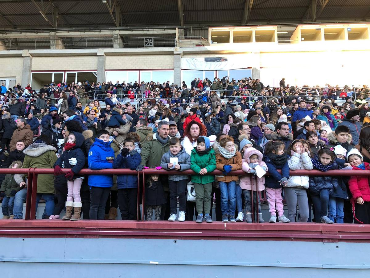 Gran ambiente y mucha ilusión en la llegada de los Reyes Magos a Las Gaunas.