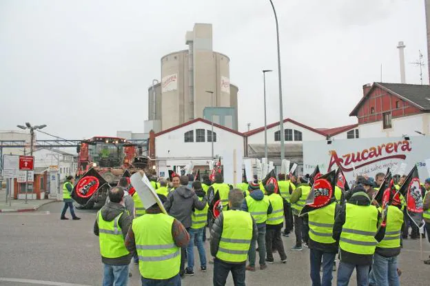 Concentración de remolacheros en la fábrica de Azucarera de Miranda. :: uagr