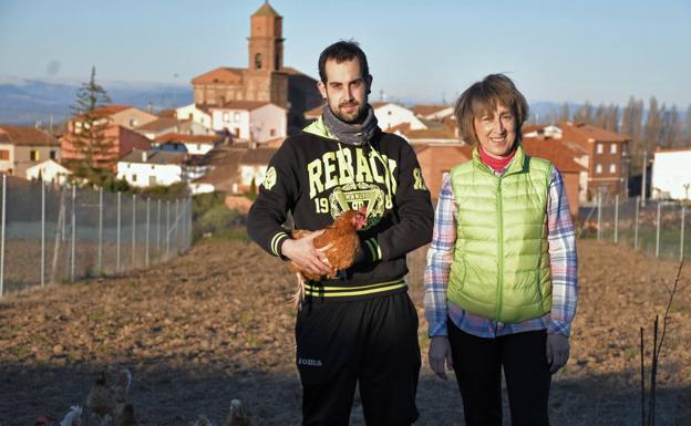 Sergio Balmaseda y Mamen Carrillo, en su granja de Los Molinos de Ocón. 