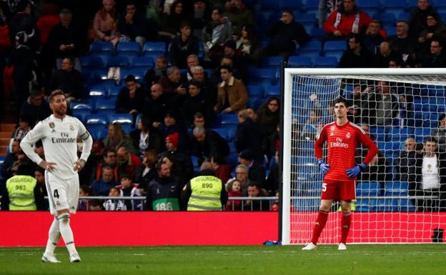 Sergio Ramos y Thibaut Courtois ante una grada semivacía.