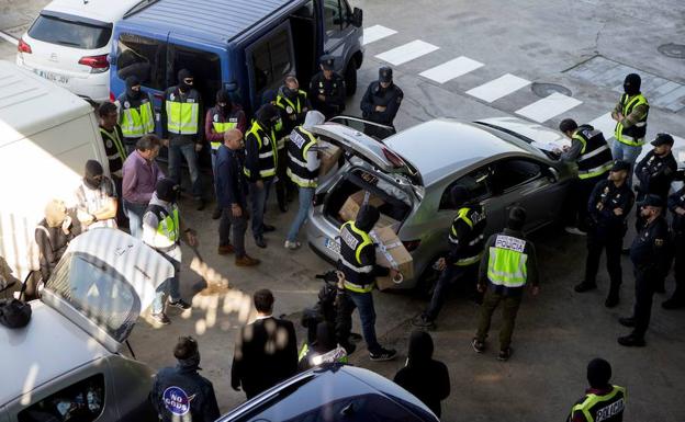 La Policía Nacional intercepta el 26 de octubre de 2017 una furgoneta de los Mossos con documentos que iban a ser incinerados.