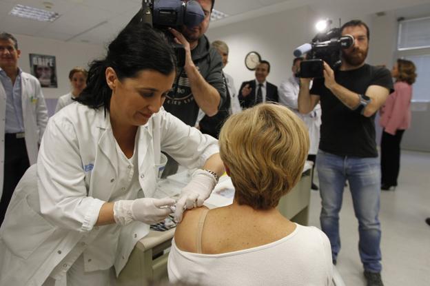 Una mujer recibe la vacuna en los primeros días de esta temporada. :: justo rodríguez 