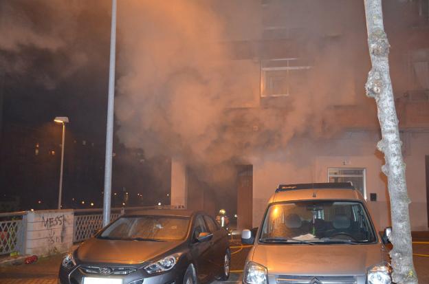 Intensa columna de humo que obligó a desalojar el edificio :: i.á. 