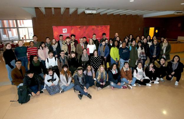 Imagen de los alumnos en el edificio Quintiliano. :: juan marÍN